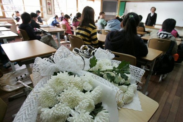 실종된지 2달여만에 끝내 숨진 채 발견된 이혜진양의 경기도 안양 명학초등학교 빈자리에 14일 오전 선생님과 친구들이 가져다놓은 꽃이 놓여있다. 안양/연합뉴스