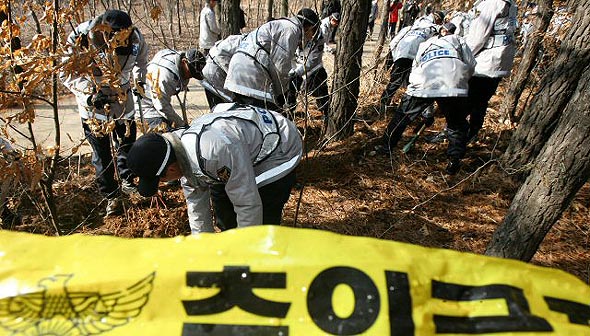14일 오전 경기도 수원시 권선구 호매실동 이혜진양의 시신이 발견된 야산에서 경찰 병력들이 혜진양과 함께 실종된 우예슬양의 생사 확인을 위한 대대적인 수색작업을 벌이고 있다. 수원/연합뉴스