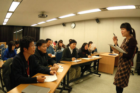 하이닉스반도체 본사인 경기 이천사업장에서 지난 4일 연세대학교 학부 편입과정(생산관리·중국어) 학생들이 수업을 듣고 있다. 하이닉스 제공.

