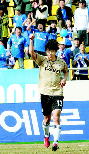 16일 탄천종합운동장에서 열린 프로축구 성남 일화와 경기에서 이관우(수원 삼성)가 전반 첫 골을 넣은 뒤 엄지손가락을 세워보이고 있다. 성남/연합뉴스
