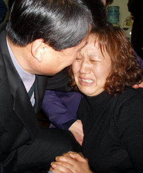 16일 밤 안양 초등학생 실종·피살사건의 유력한 용의자가 경찰에 체포됐다는 소식이 알려지자, 경기도 안양 메트로병원에 차려진 빈소를 지키던 이혜진(11)양의 어머니 이달순(41)씨가 오열하고 있다. 연합뉴스