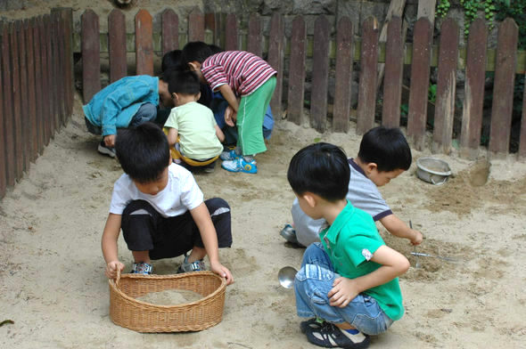 아이의 사회성을 길러 주려면 또래와 어울릴 기회를 마련해 주는 등 부모가 적극적으로 친구 사귀기를 도와야 한다. 한 어린이집 놀이터에서 아이들이 모래놀이를 하고 있다.