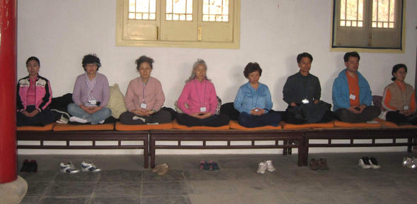 화두선 수행법의 문을 연 대혜선사가 머물던 경산사의 선방에서 순례객들이 참선하고 있다.