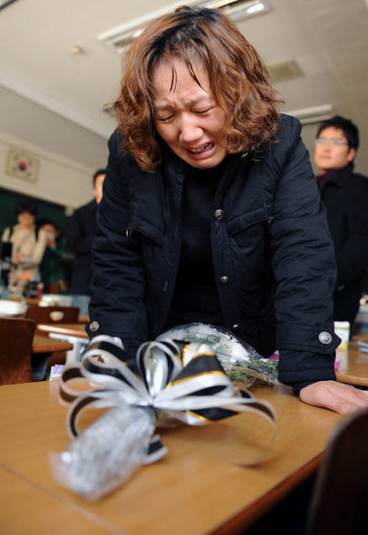 고 이혜진양의 영결식이 열린 17일 오전 경기 안양시 명학초등학교 교실에서 이양의 어머니가 조화가 놓인 혜진양의 책상을 붙잡고 오열하고 있다. 사진공동취재단