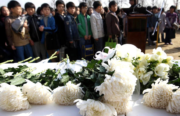 17일 오전 경기도 안양시 명학초등학교에서 열린 고 이혜진양의 영결식에서 이 양의 친구들이 단상 위에 놓인 국화꽃을 바라보고 있다. 안양/신소영 기자 viator@hani.co.kr