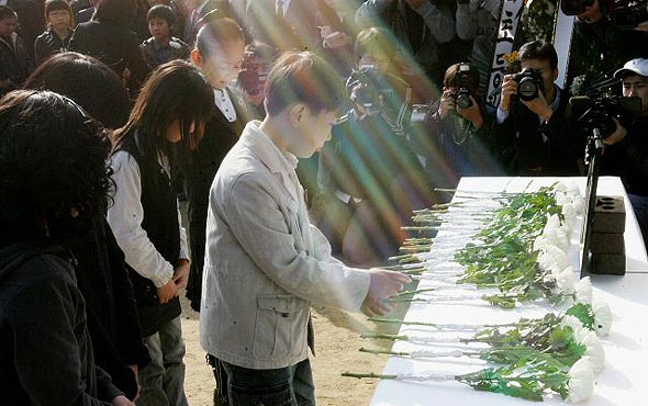 17일 오전 유괴돼 살해된 이혜진양의 영결식이 모교인 경기도 안양 명학초등학교에서 열려 이 양의 친구들이 혜진양의 영정에 꽃을 올리고 있다. 안양/연합뉴스