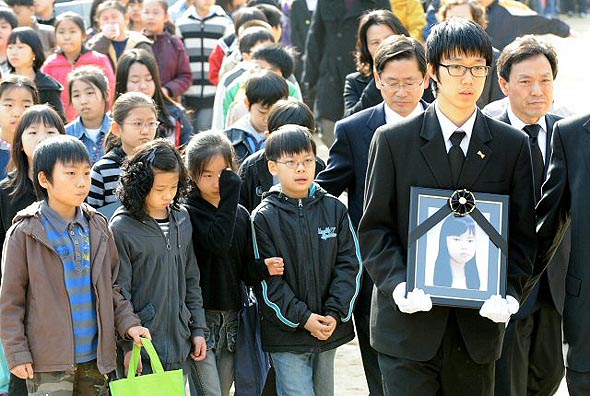 고 이혜진양의 영결식이 열린 17일 오전 경기도 안양시 만안구 명학초등학교에서 故 이혜진양의 영정이 학생들의 배웅을 받으며 장지로 향하고 있다. 안양/연합뉴스