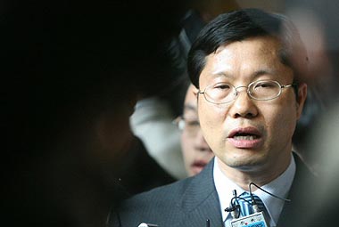 17일 오후 경기도 안양경찰서에서 안양경찰서 김병록 형사과장이 안양 초등학생 유괴.실종 사건의 유력 용의자인 정모씨가 범행을 자백, 이혜진양과 함께 실종된 우예슬양 수색작업 중이라고 밝히고 있다. 안양/연합뉴스