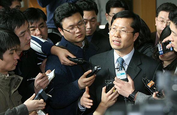 17일 오후 경기도 안양경찰서에서 안양경찰서 김병록 형사과장이 안양 초등학생 유괴.실종 사건의 유력 용의자인 정모씨가 범행을 자백, 이혜진양과 함께 실종된 우예슬양 수색작업 중이라고 밝히고 있다. 안양/연합뉴스