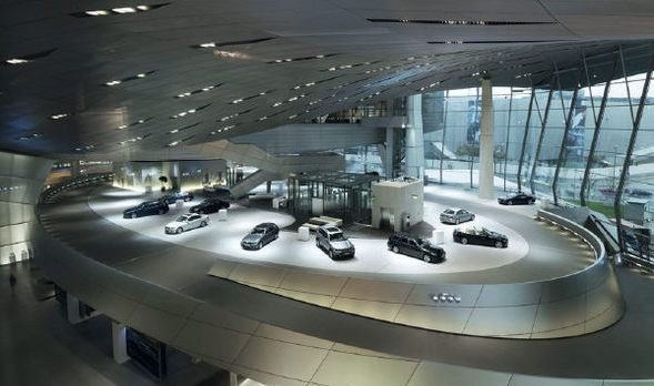 베엠베 벨트(BMW WELT)가 독일 뮌헨의 새로운 명소로 떠오르고 있다. 180m 길이의 통로에 베엠베의 온갖 차량이 전시돼 있는 내부 모습(위쪽)과 특이한 모양으로 눈길을 끄는 외부 모습(오른쪽). 베엠베그룹 코리아 제공.