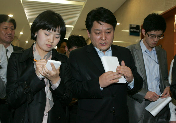 한나라당 공천에서 탈락한 고진화 의원이 18일 오전 서울 여의도 국회에서 ‘대운하 반대 천만인 서명운동’을 제안한 뒤 기자들의 질문에 답하고 있다. 강재훈 선임기자 <A href="mailto:khan@hani.co.kr">khan@hani.co.kr</A>