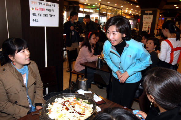 서울 중구에 출마한 나경원 전 한나라당 대변인이 18일 낮 서울 신당동 ‘떡볶이골목’ 안 식당에서 시민들에게 인사하고 있다. 김태형 기자 <A href="mailto:xogud555@hani.co.kr">xogud555@hani.co.kr</A>