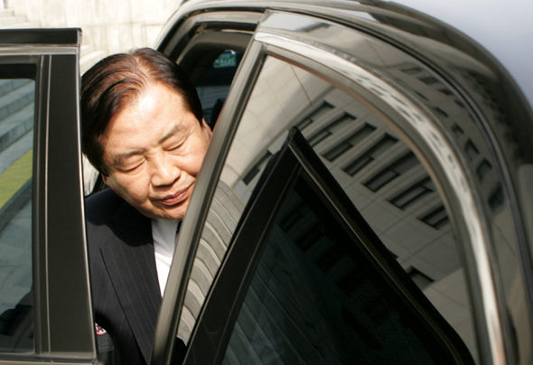 박상천 통합민주당 공동대표가 18일 오후 국회에서 공천심사와 관련된 회의를 마친 뒤 승용차에 오르고 있다. 강재훈 선임기자, 김종수 기자 <A href="mailto:khan@hani.co.kr">khan@hani.co.kr</A>