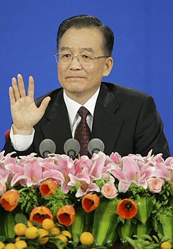 원자바오 중국 총리가 18일 전인대회 폐막 뒤 연 기자회견에서 질문에 답하고 있다. AP 연합