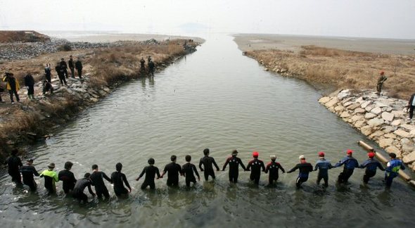18일 오전 경기도 시흥시 정왕동 군자천 일대에서 실종된 우예슬양을 찾기 위한 수색작업이 해병전우회의 도움으로 진행되고 있다. 시흥/연합뉴스