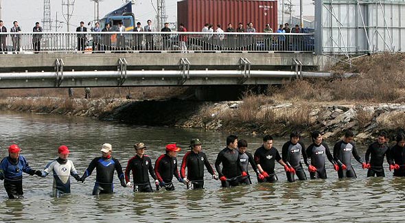 18일 오전 경기도 시흥시 정왕동 군자천 일대에서 실종된 우예슬양을 찾기 위한 수색작업이 해병전우회의 도움으로 진행되고 있다. 시흥/연합뉴스
