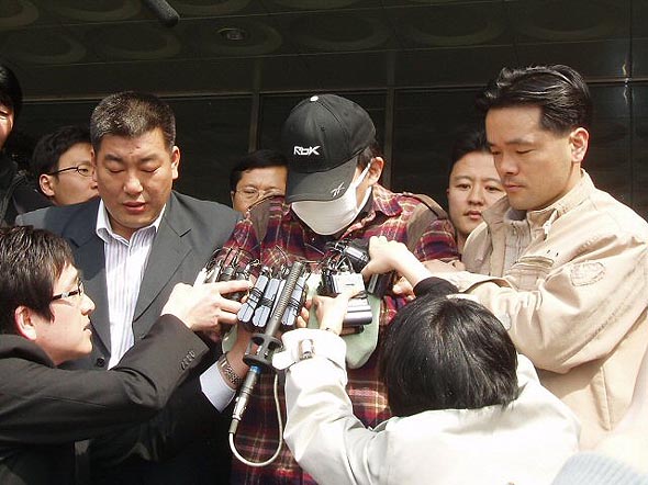 18일 오후 안양 초등학생 실종.살해 사건의 유력한 용의자 정모(39)씨가 경기도 안산시 시화호 인근 수색 현장에 가기 위해 안양경찰서를 나서고 있다. 정씨는 실종된 우예슬(9)양의 시신을 시화호 인근에 유기했다고 진술했다. 안양/연합뉴스