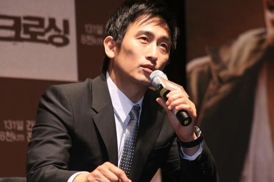 영화 ‘크로싱’ 제작 발표회. 주연배우 차인표. ⓒ 한겨레 블로그 블루카페 영화 ‘크로싱’ 제작 발표회. 주연배우 차인표. ⓒ 한겨레 블로그 블루카페