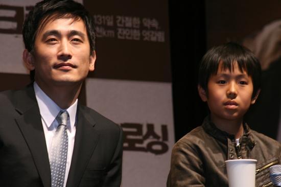 영화 ‘크로싱’ 주연배우 차인표와 신명철군. ⓒ 한겨레 블로그 블루카페 영화 ‘크로싱’ 주연배우 차인표와 신명철군. ⓒ 한겨레 블로그 블루카페