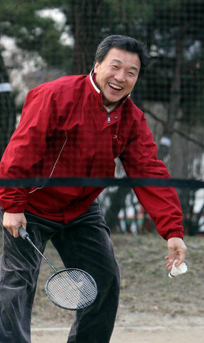 손학규 통합민주당 대표가 19일 오전 서울 종로구 숭인공원에서 지역주민과 배드민턴을 치다 셔틀콕을 줍고 있다. 신소영 기자 <A href="mailto:viator@hani.co.kr">viator@hani.co.kr</A>