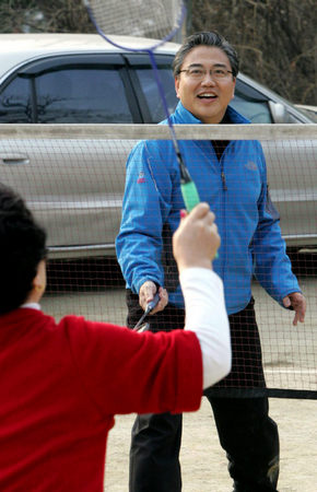 박진 한나라당 의원이 19일 오전 서울 종로구 사직동 인왕산 기슭의 체육공원에서 주민들과 배드민턴을 치고 있다. 김종수 기자 <A href="mailto:jongsoo@hani.co.kr">jongsoo@hani.co.kr</A>