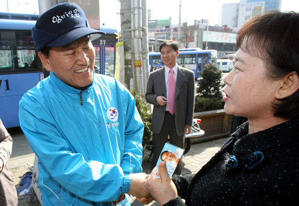 서울 은평을 지역구에 출마하는 이재오 한나라당 전 최고위원이 19일 오후 연신내 거리에서 시민들과 인사하고 있다. 연합뉴스