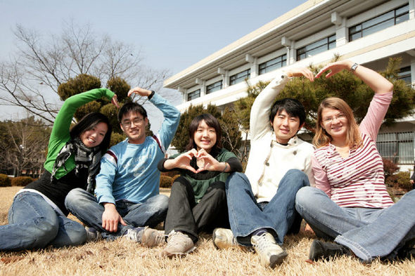 유학생과 단짝을 맺는 버디프로그램이 인기를 끌고 있다. 최근 이 프로그램으로 단짝 친구가 된 영남대 학생들과 외국인 교환학생들이 학교 캠퍼스에서 밝게 웃고 있다. 영남대 제공
