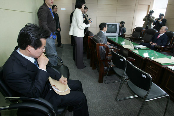 여론조사 시점을 알리는 문자메시지를 보냈다는 이유로 후보자격이 박탈된 장경수 통합민주당 의원(맨 왼쪽)이 19일 오전 서울 당산동 당사에서 박재승 공심위원장(맨 오른쪽)이 천정배 의원과 이야기하는 동안 여론조사 결과 공개와 재심을 요구하려고 기다리고 있다. 김종수 기자 <A href="mailto:jongsoo@hani.co.kr">jongsoo@hani.co.kr</A>