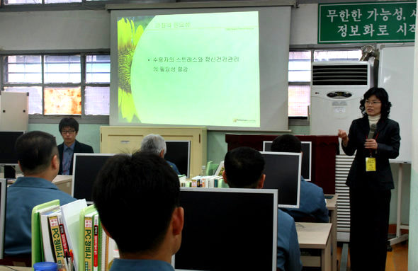 19일 오후 경남 마산시 회성동 마산교도소 안 정보화교육장에서 수형자들이 박혜주 경북대 외래교수에게서 인문학 강의를 듣고 있다.
