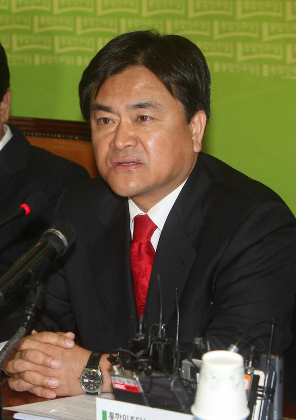 통합민주당에 입당해 서울 중구에서 공천을 받으려는 정범구 전 의원이 20일 오전 국회에서 열린 통합민주당 최고위원회의에서 소회를 밝히고 있다. 김태형 기자 <A href="mailto:xogud555@hani.co.kr">xogud555@hani.co.kr</A>