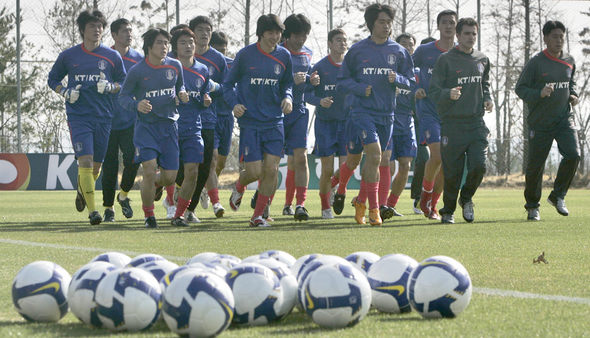 26일 상하이에서 열리는 2010 남아공월드컵 아시아 3차 예선 북한과의 경기를 앞두고 소집된 축구대표팀 선수들이 20일 파주NFC에서 가볍게 몸을 풀고 있다. 파주/김진수 기자 <A href="mailto:jsk@hani.co.kr">jsk@hani.co.kr</A>