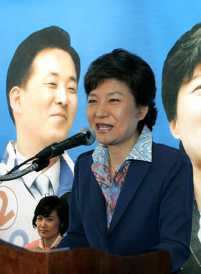 박근혜 한나라당 전 대표가 21일 오후 경기 군포 유영하 후보(오른쪽)의 선거사무소 개소식에 참석해 격려사를 하고 있다. 강재훈 선임기자 <A href="mailto:khan@hani.co.kr">khan@hani.co.kr</A>
