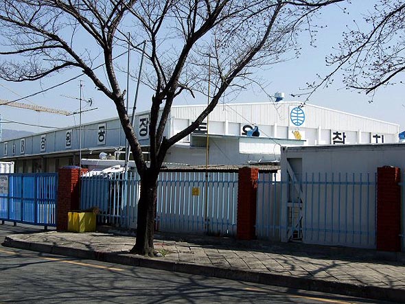 참치캔 통조림을 생산하는 동원F&B 창원공장 모습. 작년 이 공장에서 생산한 한 참치캔 통조림 속에 녹슨 커터칼 조각이 최근 발견됐다. 창원/연합뉴스