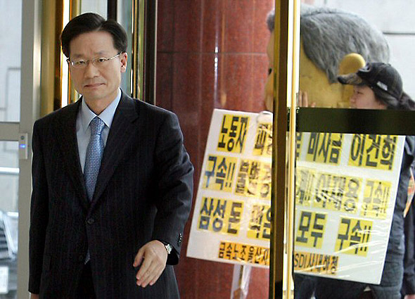 김인주 삼성 전략기획실 사장이 지난달 21일 오후 조사를 받기 위해 한남동 조준웅 특검 사무실로 들어서고 있다. 연합뉴스
