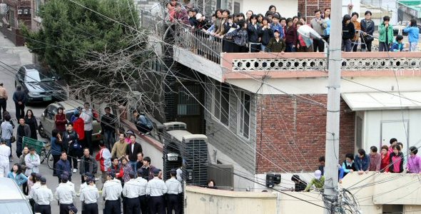 22일 오후 안양 초등생 유괴, 살인 피의자인 정씨의 범행에 대한 현장검증이 경기도 안양 정씨의 범행 장소에서 실시되고 있는 가운데 많은 주민들이 범행에 분노하며 현장을 지켜보고 있다. (수원=연합뉴스)
