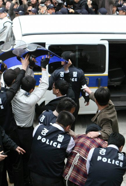22일 오후 안양 초등생 유괴, 살인 피의자인 정씨의 범행에 대한 현장검증이 경기도 안양 정씨의 범행 장소에서 실시되고 있다. 이날 인근 주민들이 정씨의 범행에 분노, 정씨에게 계란을 던지기도 했다. (수원=연합뉴스)