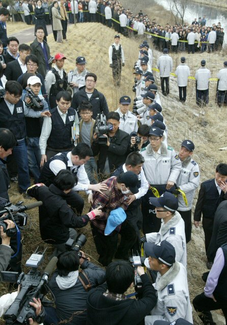 22일 오후 안양 초등생 유괴, 살인 피의자인 정씨의 범행에 대한 현장검증이 경기도 시흥 군자천 일대에서 실시되고 있다.  (시흥=연합뉴스)