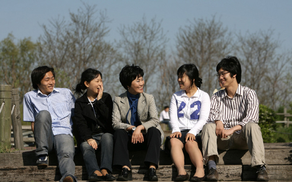 남들이 생각하지 못한 영역에서 자기주도적으로 진로를 찾을 수 있어야 있다. 사진은 국제구호기구 활동가로 활동하면서 청소년들에게 새로운 분야의 의미 있는 일을 알게 해주었던 한비야씨(가운데)와 학생들의 모습이다. 남들이 생각하지 못한 영역에서 자기주도적으로 진로를 찾을 수 있어야 있다. 사진은 국제구호기구 활동가로 활동하면서 청소년들에게 새로운 분야의 의미 있는 일을 알게 해주었던 한비야씨(가운데)와 학생들의 모습이다.