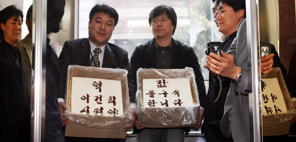 김동원 민주노동당 부대변인(왼쪽부터)과 지금종 비례대표 후보가 24일 오후 이건희 삼성 회장의 구속 수사를 촉구하는 의미의 떡을 조준웅 특검에 전달하기 위해 서울 한남동 삼성 특검 사무실 승강기에 오르고 있다. 박종식 기자 <A href="mailto:anaki@hani.co.kr">anaki@hani.co.kr</A>