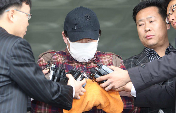 안양 초등생 유괴·살해 사건 피의자 정아무개씨가 25일 오전 안양시 동안구 안양경찰서에서 진행된 경찰의 최종 수사결과 발표 뒤 검찰로 송치되는 과정에서 눈을 감은 채 기자들의 질문에 답하고 있다. 
안양/신소영 기자 <A href="mailto:viator@hani.co.kr">viator@hani.co.kr</A>