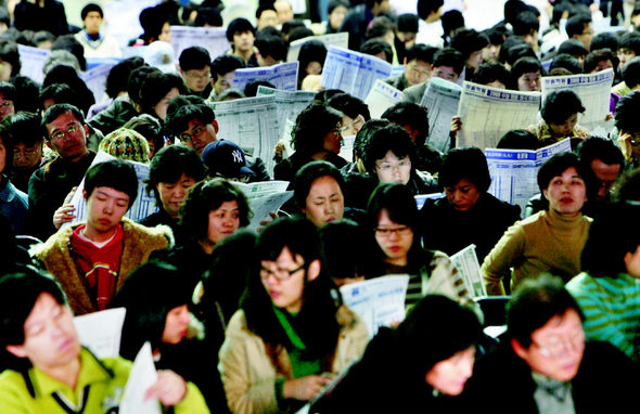 수험생들과 학부모들이 지난해 12월 서울 강남구 서울무역컨벤션센터에서 열린 한 입시학원의 대입 공동 설명회에서 미리 배포된 참고자료를 살펴보고 있다. 이종근 기자 <A href="mailto:root2@hani.co.kr">root2@hani.co.kr</A>