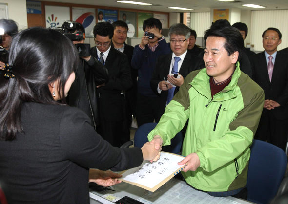 서울 동작을 선거구에 출마한 정동영 민주당 후보가 25일 오전 서울 동작구 선거관리사무소에서 후보 등록 서류를 선관위 직원에게 제출하고 있다. 김태형 기자 <A href="mailto:xogud555@hani.co.kr">xogud555@hani.co.kr</A>