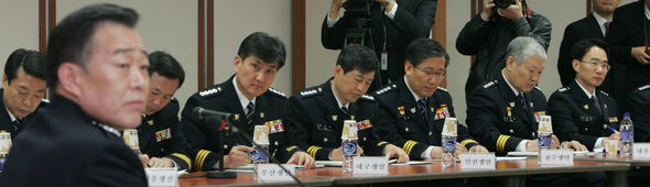 어청수 경찰청장(제일 왼쪽)이 26일 오전 서울 서대문구 경찰청 대회의실에서 실종 사건 종합 대책을 발표하고 있다. 박종식 기자 <A href="mailto:anaki@hani.co.kr">anaki@hani.co.kr</A>