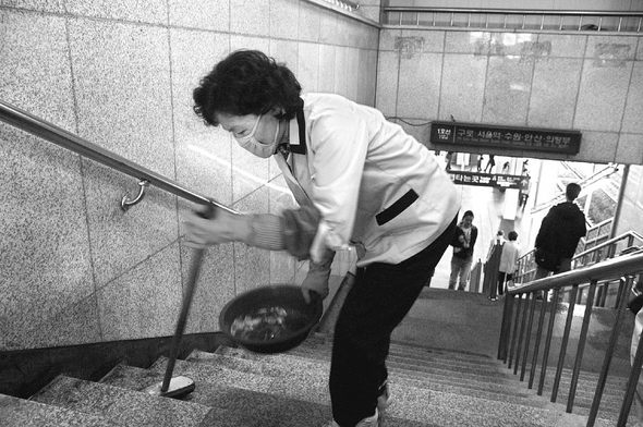 한 여성 노동자가 지하철역에서 청소를 하고 있다. 우리나라의 여성 비정규 노동자는 청소 용역과 같은 직종에 몰려 있으며, 남성 집중 직종에 견줘 임금 수준이 더 낮다. 곽윤섭 기자 <A href="mailto:kwak1027@hani.co.kr">kwak1027@hani.co.kr</A>
 