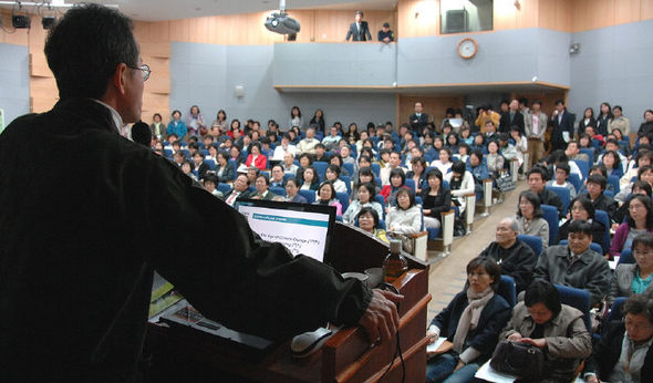 25일 충남대에서 열린 08년 1학기 첫 대전인문학포럼에서 최재천 교수가 ‘통섭’을 주제로 강의하고 있다. 충남대 제공