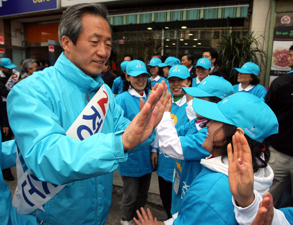 정몽준 한나라당 후보가 27일 오전 서울 동작구 선거사무소 앞에서 운동원들과 손을 맞추며 필승을 다짐하고 있다. 김태형 기자 <A href="mailto:xogud555@hani.co.kr">xogud555@hani.co.kr</A>
