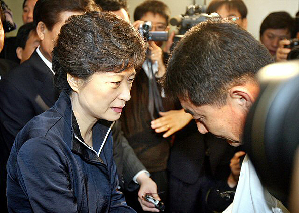 한나라당 박근혜 전 대표가 27일 구미 순천향병원에 마련된 고 김재학 박정희 전 대통령 생가보존회장의 빈소에서 유가족들을 위로하고 있다. 구미/연합뉴스