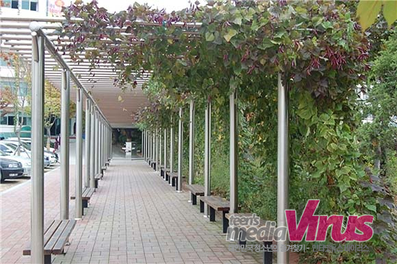 학교 곳곳에는 학생들이 앉아 쉴 수 있는 공간이 마련되어 있다 ⓒ 인터넷뉴스 바이러스
