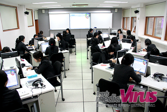 학생들은 이 실습실에서 해드폰을 쓰고 모니터를 보면서 영어회화를 공부한다 ⓒ 인터넷뉴스 바이러스