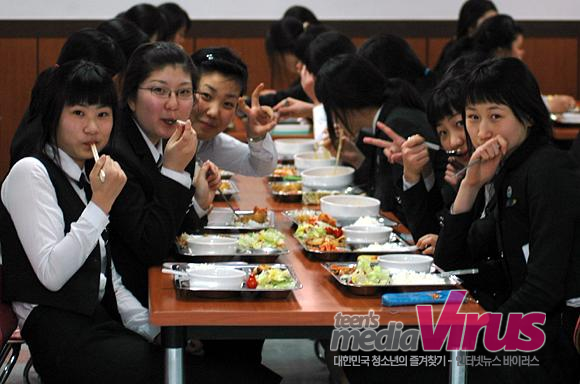 매일 골라먹는 급식으로 해성에 학생들은 점심시간이 기다려진다 ⓒ 인터넷뉴스 바이러스